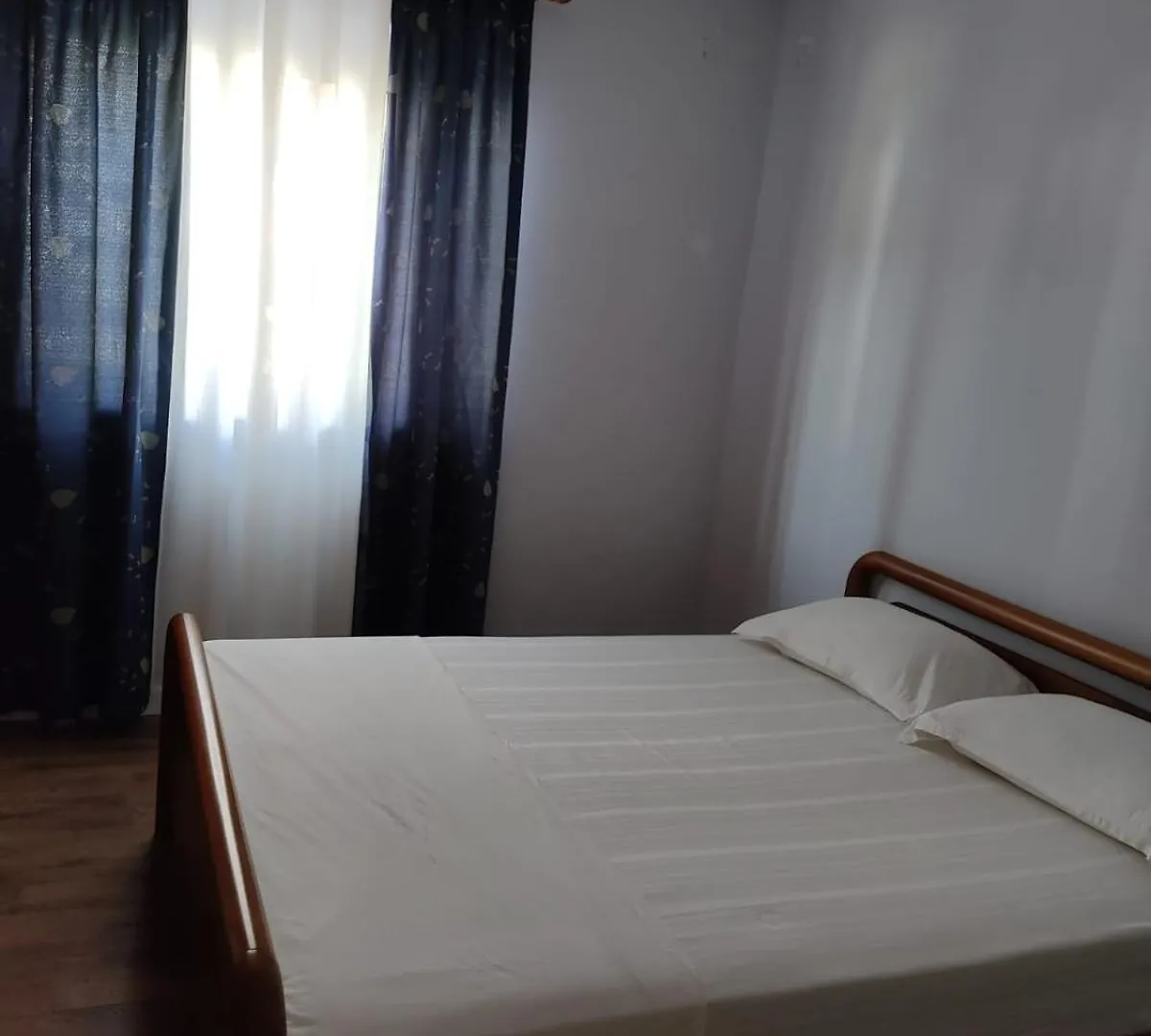 Spacious-Central Apartment Himarë